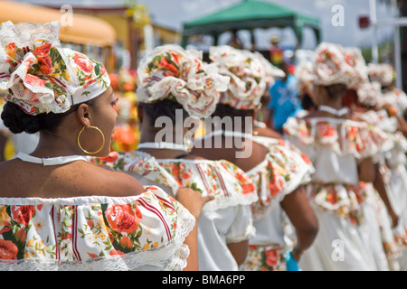 Les participants dansent dans Harvest Festival Parade de costumes colorés, Curaçao, Antilles néerlandaises. Banque D'Images