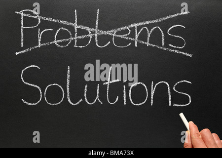 Passage à niveau les problèmes et solutions d'écriture sur un tableau noir. Banque D'Images