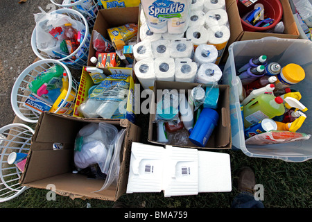 A fait don de fournitures de nettoyage dans la banlieue de Nashville Bellevue le Samedi, 8 mai 2010. Banque D'Images