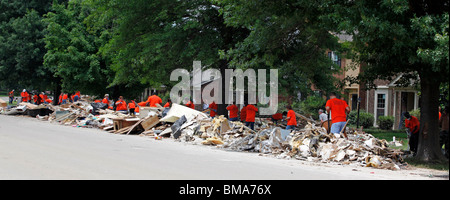 Les bénévoles du Service International, Inc. de nettoyer les débris laissés par les inondations à Nashville dans la banlieue de Nashville Bellevue. Banque D'Images