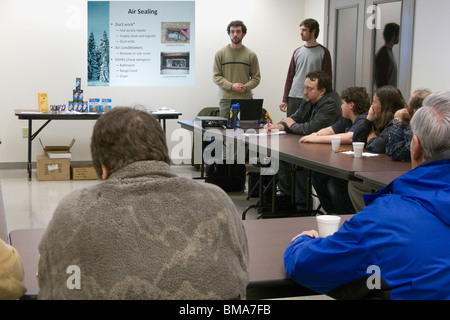 Les organisateurs communautaires de faire une présentation à la population locale pour économiser de l'énergie à la maison Banque D'Images