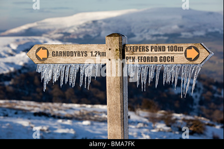 Panneau avec les glaçons sur le Blorenge moorland en hiver Wales UK Banque D'Images