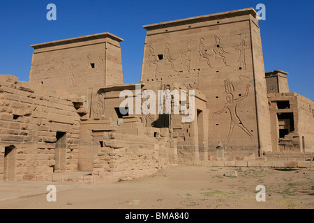 Le Premier pylône du Temple d'Isis à Philae, bon maintenant sur l'Île Agilka en Egypte Banque D'Images