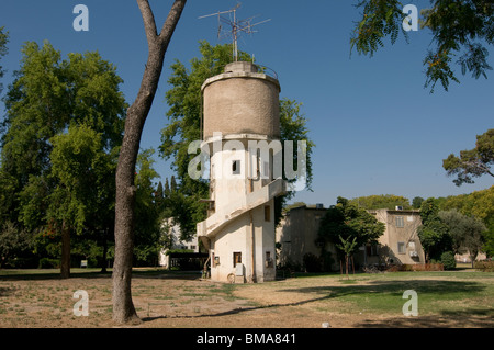 Un ancien château d'eau dans le kibboutz Ashdot Yaakov dans la vallée du Jourdain, Israël Banque D'Images