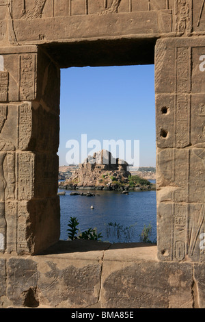 Vue sur le Nil à travers une fenêtre dans le temple de Philae, Egypte Banque D'Images