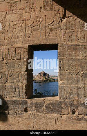 Vue sur le Nil à travers une fenêtre dans le temple de Philae, Egypte Banque D'Images