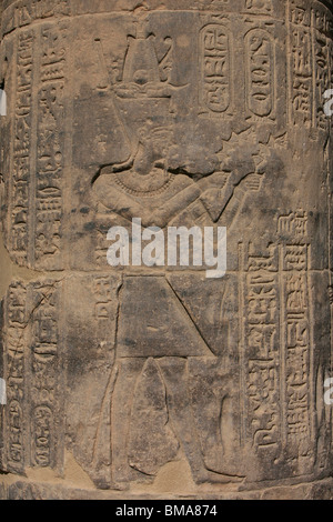 Un bas-relief du pharaon Ptolémée II en faisant des offrandes sur une colonne dans le temple de Philae en Egypte Banque D'Images