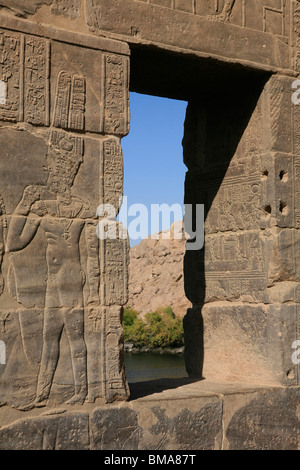 Vue sur le Nil à travers une fenêtre dans le temple de Philae, Egypte Banque D'Images