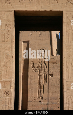 Entrée principale du premier pylône du Temple d'Isis à Philae, maintenant sur l'Île Agilka en Egypte Banque D'Images