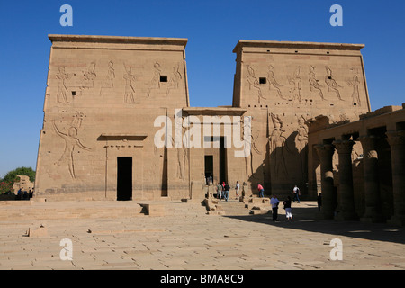 Le Premier pylône du Temple d'Isis à Philae, bon maintenant sur l'Île Agilka en Egypte Banque D'Images