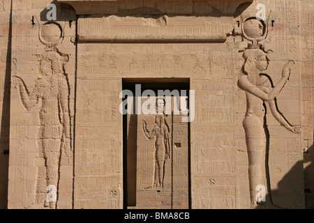 Entrée principale du premier pylône du Temple d'Isis à Philae, maintenant sur l'Île Agilka en Egypte Banque D'Images