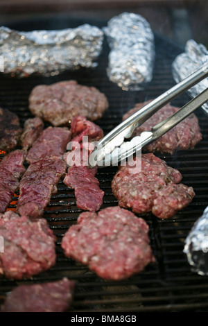 Viandes diverses sur un barbecue. Banque D'Images