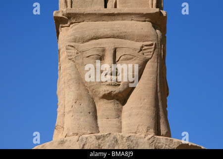 Chapiteau avec la tête de la déesse Hathor au Temple de Philae sur l'Île Agilka en Haute Egypte Banque D'Images