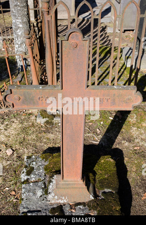 Old rusty cross on tombe avec nom Carl Robert Banque D'Images