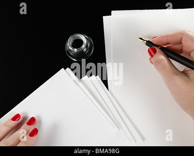 Femme l'écriture avec stylo à encre Banque D'Images