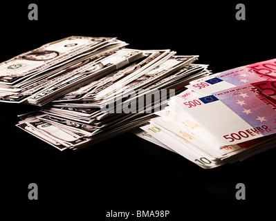 Des piles de dollars et de billets en euros Banque D'Images