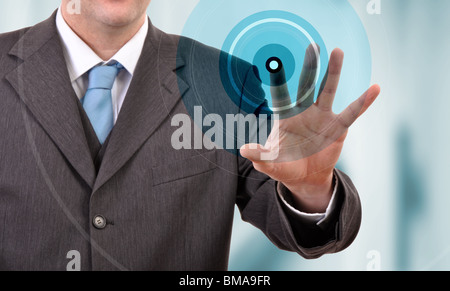 Businessman en appuyant sur un bouton de l'écran tactile Banque D'Images