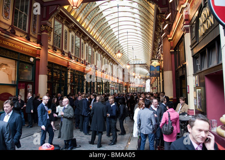 Les employés de bureau prendre un verre au Leadenhall Market, Londres, Angleterre. Le marché date du xive siècle. Banque D'Images