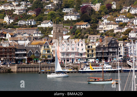 Royaume-uni, Angleterre, Devon, Dartmouth, ville à partir de la rivière Dart , remblai sud avec St Saviours tour derrière l'Église Banque D'Images