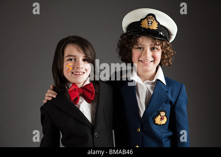 Les jeunes garçons habillés en costume de marin et noeud papillon rouge Banque D'Images