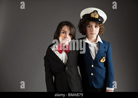 Les jeunes garçons habillés en costume de marin et noeud papillon rouge Banque D'Images