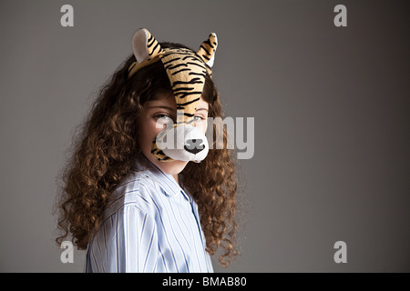 Jeune fille portant un masque de tigre Banque D'Images