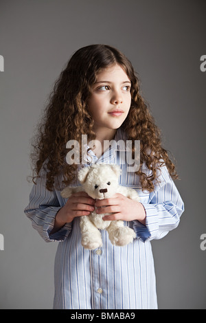 Jeune fille en pyjama teddy bear Banque D'Images