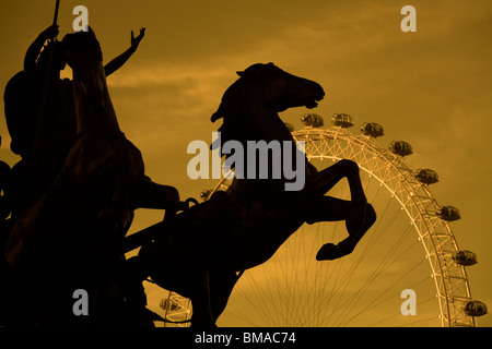 Londres - silhouette de Boutica sculpture et London eye Banque D'Images