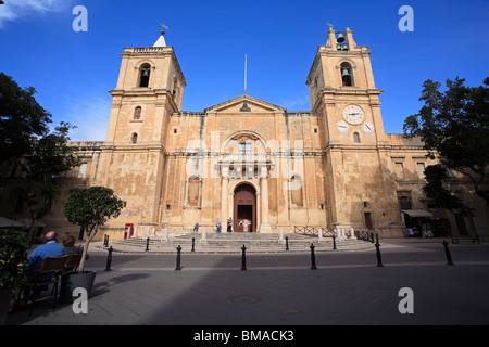 La plaine façade de la co-cathédrale de St John's montrant les deux clochers de l'horloge calendrier abd, La Valette, Malte Banque D'Images