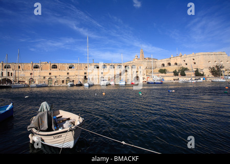 Une scène de port de l'Arsenal, Creek, juste à côté du Grand Port, La Valette, île de Malte, Méditerranéenne Banque D'Images