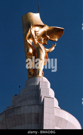 Une statue dorée du Turkménistan Le président Saparmurat Niyazov se dresse au sommet d'une tour de 120 mètres Banque D'Images