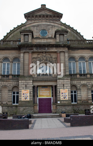 Au milieu des stands de marchés de Doncaster 1870 Corn Exchange maintenant restauré et rénové après un grave incendie en 1994. Banque D'Images