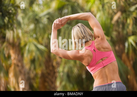 Woman Stretching Banque D'Images