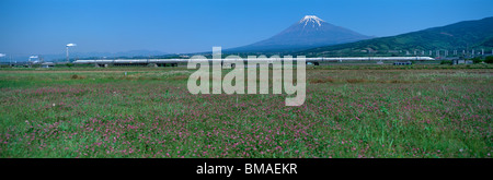 Le Mont Fuji et bullet train Shinkansen, Nakazato, Fuji, Shizuoka, Japon Banque D'Images