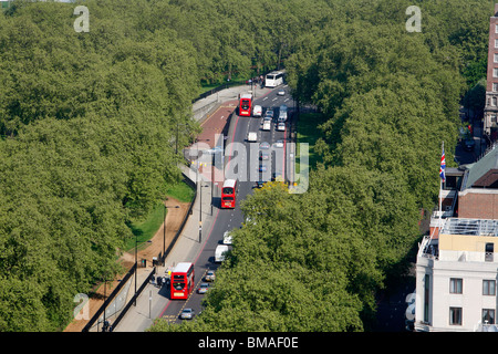 Voir la circulation élevée transmission Park Lane, Mayfair divisant de Hyde Park, Londres, UK Banque D'Images