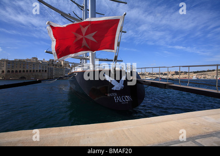 Un super yacht en amarres dans Dockyard Creek juste à côté du Grand Port, à La Valette, Malte. Banque D'Images