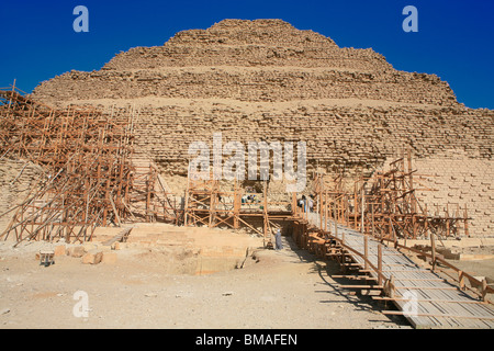 Restauration de la célèbre pyramide à degrés de Djoser à Saqqara, Egypte Banque D'Images