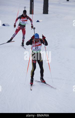 Michael Greis Allemagne 27 et Jean Philippe Leguellec 46 Canada Hommes 10km Sprint IBU World Cup Biathlon Kontiolahti en Finlande Banque D'Images