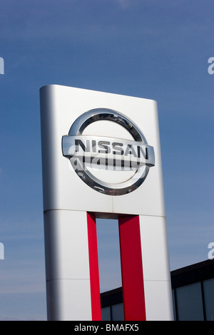 Logo voiture Nissan sur une concession sign Banque D'Images