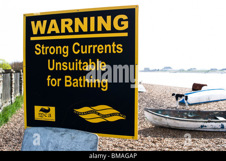 Avis d'alerte sur les dangers d'une rivière et les courants d'eau de marée à Bawdsey traversée en ferry du Suffolk, Angleterre UK UE Banque D'Images