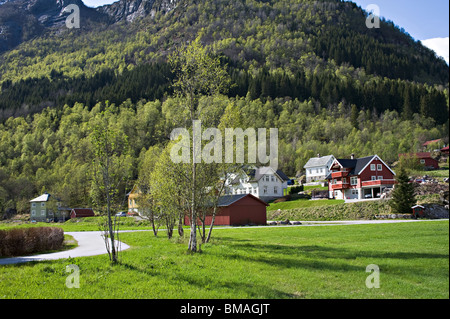 Belle maison individuelle maisons norvégiennes dans le hameau de Boyum avec Colline forestiers Fjaerland Norvège Banque D'Images