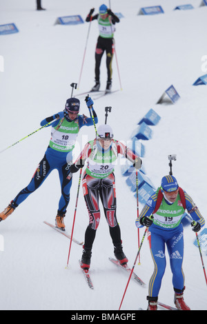 Anna Carin Olofsson-Zidek 19 & Zina Kocher 20 diriger un groupe de femmes 10km poursuite Biathlon Coupe du Monde IBU Kontiolahti en Finlande 2010 Banque D'Images