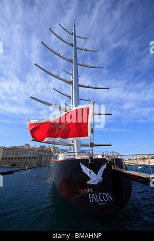 Un super yacht en amarres dans Dockyard Creek juste à côté du Grand Port, à La Valette, Malte. Banque D'Images