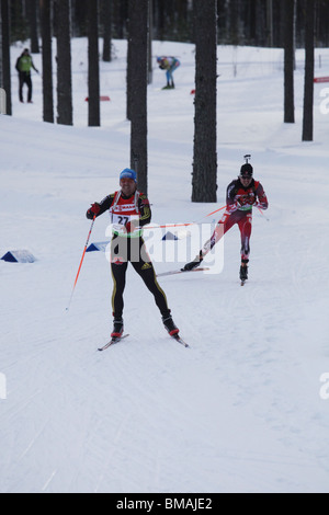 Michael Greis Allemagne 27 et Jean Philippe Leguellec 46 Canada Hommes 10km Sprint IBU World Cup Biathlon Kontiolahti en Finlande Banque D'Images