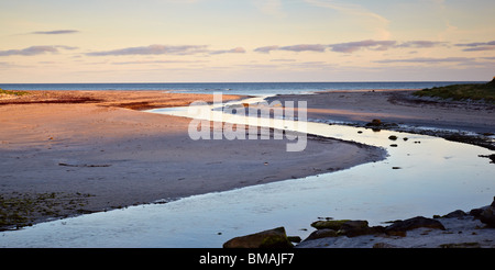 L'aube de la lumière sur la rivière à Howmore, South Uist, Ecosse Banque D'Images