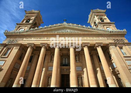 La façade principale de l'église de St Mary - connue sous le nom de Rotonde ou dôme de Mosta, Mosta, île de Malte Banque D'Images