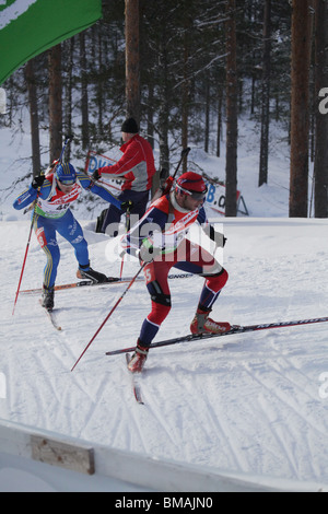 Lee-Steve 65 Jackson Grande-bretagne et Carl Johan Bergman 48 Suède hommes 10km Sprint Biathlon Coupe du Monde IBU Finlande 2010 Banque D'Images