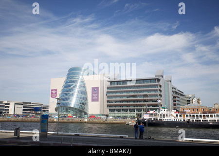 Le centre de conférence ou CCD Dublin vu depuis le quai sud Banque D'Images