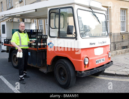 Laitier et lait traditionnel flotteur, Bath, Angleterre, Royaume-Uni Banque D'Images