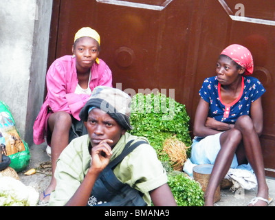 Des femmes vendent l'épicerie dans la rue à Port-au-Prince après le séisme en Haïti Banque D'Images